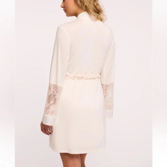 Fleur’t Bridal Robe - Picture 4 of 6